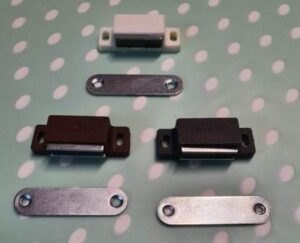 Magneți pentru închidere plasă de insecte, disponibili în alb, maro și gri antracit, pentru fixare sigură pe ferestre și uși