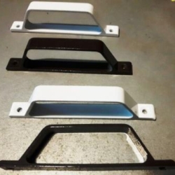 Manere termopan tip D din aluminiu sau plastic in Otopeni Manere termopan tip D din aluminiu sau plastic feronerie termopan accesorii termopan feronerie pvc accesorii pvc in Otopeni bucuresti.